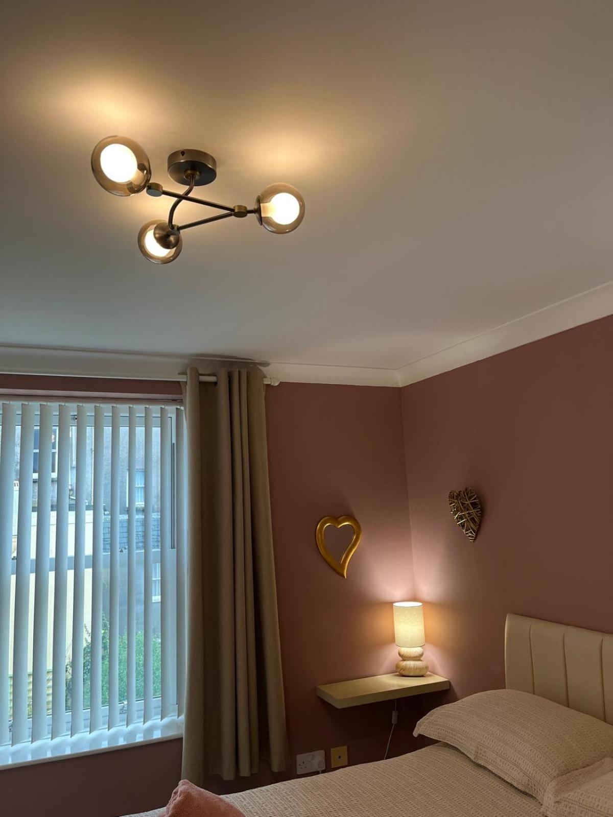 Holiday home Honey Tenby